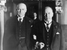 Original title:  Les très honorables R.B. Bennett et Mackenzie King, se tenant par le bras. 