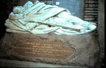 Titre original&nbsp;:    Description English: Tomb of John Rae, Arctic Explorer In St Magnus Cathedral, Orkney. Date June 1980 Source From geograph.org.uk Author Stanley Howe

Camera location 58° 58′ 50.82″ N, 2° 57′ 36.90″ W This and other images at their locations on: Google Maps - Google Earth - OpenStreetMap (Info)58.980782;-2.960250

