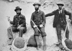 Titre original&nbsp;:  Sir James Outram (at centre) and Swiss guides, near Banff, Alberta. After the first ascent of Mount Assiniboine. L-R: Christian Hasler, James Outram, Christian Bohren. Date: 1901. Image courtesy of Glenbow Museum, Calgary, Alberta.

