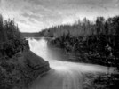 Titre original&nbsp;:  Canadian Pacific Railway Survey. Falls of the Kaministikwia River, 30 miles above Fort William Lake/Levés du Canadien Pacifique. Chutes de la rivière Kaministikwia. 