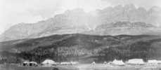 Titre original&nbsp;:  "Internment camp, Castle Mountain, Alberta.", 1915, (CU186797) by Park. Courtesy of Libraries and Cultural Resources Digital Collections, University of Calgary. [Legacy Identifier:
na-1870-2.]
Copyright Status: Public domain.