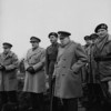 Titre original&nbsp;:  Le très honorable Winston Churchill regardant vers le Rhin, en compagnie du général H.D.G. Crerar, du général de corps d'armée G.G. Simonds, ainsi que du maréchal sir Alan Brooke, à gauche, et du maréchal sir Bernard Montgomery, à droite. 