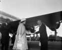 Titre original&nbsp;:  Queen Elizabeth II greeted by John Diefenbaker  