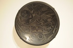 Titre original&nbsp;:    Artist Charles Edenshaw (da.a xiigang), Haida, sdast'a.aas Eagle clan, c. 1839–1920 Title Qwa.a qíihlaa (platter) Description Carved argillite platter Date c. 1885; photo 2010-11-27 Medium carved argillite Current location Seattle Art Museum Native name Seattle Art Museum Location Seattle, Washington Coordinates 47° 36' 26" N, 122° 20' 17" W    Established 1933(1933) Website http://www.seattleartmuseum.org/ Accession number 91.1.127 Object history Gift of John H. Hauberg Notes The argillite was quarried near Skidegate Source/Photographer Photo by Joe Mabel Permission (Reusing this file) Joe Mabel, the copyright holder of this work, hereby publishes it under the following licenses: This file is licensed under the Creative Commons Attribution-Share Alike 3.0 Unported license. Attribution: Joe Mabel You are free: to share – to copy, distribute and transmit the work to remix – to ad