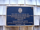 Titre original&nbsp;:    Description English: Historic plaque and marker on the John Alden House in Duxbury, Massachusetts Date 15 March 2009(2009-03-15) Source Own work Author Pete Forsyth

