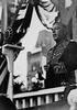 Titre original&nbsp;:  Le premier ministre William Lyon Mackenzie King s'adressant à la foule durant une cérémonie organisée pour célébrer le Jubilé de diamant de la Confédération. 