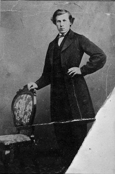 Titre original&nbsp;:  MIKAN 3218126 : Portrait of Sir Wilfrid Laurier in his student days, c 1865 in the formatof a carte-de-visite. 