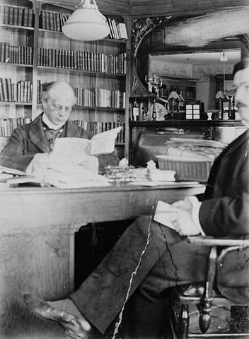 Titre original&nbsp;:  MIKAN 3218154 Sir Wilfrid Laurier et son secrétaire M. Boudrias dans sa bibliothèque. 1897 [37 KB, 352 X 480]