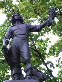 Original title:    DescriptionLouis Hebert, apothicaire de Paris - 03.jpg Français : « Le monument Louis-Hébert (1575-1627) avait été initialement installé à la place de l'Hôtel de Ville, où il fut dévoilé le 3 septembre 1918, pour commémorer le troisième centenaire de l'arrivée en 1617 de cet apothicaire français qui est devenu le "premier colon canadien". Le monument fut démonté en 1971 et ultérieurement déménagé dans le parc Montmorency, au sommet de la côte de la Montagne. Les terres de Louis Hébert s'étendaient sur le site actuel de la Basilique Notre-Dame de Québec, du Séminaire, de l'Hôtel-Dieu, et des rues Hébert et Couillard. La statue en bronze de Louis Hébert au sommet du monument, et les personnages des hauts-reliefs en bronze reposant les socles, sont l'œuvre du sculpteur montréalais Alfred Laliberté. L'artiste a représenté Louis Hébert élevant une poignée d'épis de blé vers le ciel, 