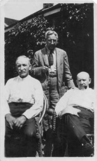 Titre original&nbsp;:  Archives of the Law Society of Upper Canada. Photograph of brothers Robert Fasken, Alexander Fasken (1872-1944), and David Fasken (1860-1929) posed in front of a house. Date: [between 1919 and 1929]. Reference code: 2009006-52P.