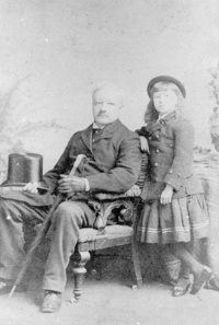 Titre original&nbsp;:  Print of photograph of Sir Robert John Pinsent (judge) seated with his young daughter (?). Memorial University of Newfoundland, Maritime History Archive Public Photo Catalogue. 