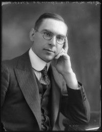 Titre original&nbsp;:  Sir Richard Anderson Squires by Bassano Ltd - whole-plate glass negative, 18 August 1920 - NPG x75140 - © National Portrait Gallery, London.
Used under Creative Common Attribution-NonCommercial-NoDerivs 3.0 Unported (CC BY-NC-ND 3.0) - https://creativecommons.org/licenses/by-nc-nd/3.0/ 
