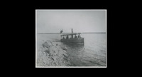 Titre original&nbsp;:  Title: Joseph Reader's boat
Description: An undated photograph of Joseph Reader, second from right, and his boat the “Glad Tidings” on Lake Winnipeg, Manitoba.
Source:	University of Manitoba Archives & Special Collections, Nan Shipley fonds, Mss 21, Pc 21 (A.79-14, A.05-82)
Permalink: http://hdl.handle.net/10719/11535 