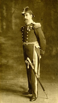 Titre original&nbsp;:  Rear Admiral Charles E. Kingsmill (1855-1935), in naval uniform, ca.1908. Image used with permission from the Wellington County Museum & Archives, ph 16831. 

He was promoted to Rear Admiral in May 1908; in this photograph his uniform has one broad ring and one narrow ring on the sleeve indicating the rank of Rear Admiral. Photographer unknown.