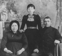 Titre original&nbsp;:  Funk, Johann (1836-1917) - Bishop Johann Funk with his third wife Louise and foster daughter Justina Klassen, taken ca. 1890.
Source: Mennonite Heritage Centre Photograph Collection 205:1.