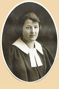 Titre original&nbsp;:  Edith Mary Peckham Sheppard (1900-34), lawyer; Archives of the Law Society of Upper Canada 
Photograph of Edith Mary Peckham Sheppard (1900-1934)
Date: 1924
Photographer: Frederick William Lyonde and his sons 
Source: https://www.flickr.com/photos/lsuc_archives/12680718885

