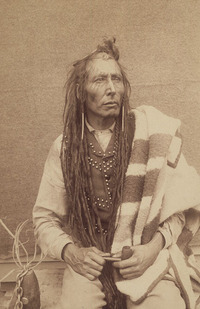 Titre original&nbsp;:  Poundmaker (vers 1842 1886), également appelé " The Drummer ", chef cri, plus tard adopté par Crowfoot de la nation des Pieds Noirs. 