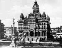 Titre original&nbsp;:  City Hall and Volunteers' Monument. 