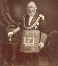 Titre original : Description English: 19th century photograph of Alexander Keith in Masonic Regalia Date Prior to December 14, 1873 (4 January 2010(2010-01-04) (original upload date)) Source Transferred from en.wikipedia; transferred to Commons by User:Sreejithk2000 using CommonsHelper. (Original text : http://www.keithclan.com/) Author Unknown. Original uploader was PeRshGo at en.wikipedia Permission (Reusing this file) PD-1923; PD-CANADA; PD-US.