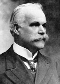 Original title:    Description English: Alphonse Desjardins, Cofounder of the Alphonse Désjardins Cooperative Bank Date 1913(1913) Source Confédération des Caisses Populaires Desjardins Author Alfred George Pittaway

