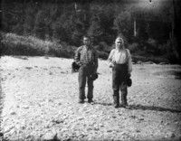 Titre original&nbsp;:  Edenshaw and Hoo-yâ. Chiefs at Ya-tza and Masset, Graham Island, Queen Charlotte Islands, B.C. 