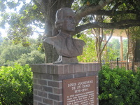Titre original&nbsp;:    Description English: Revised St. Denis monument in Natchitoches. Natchitoches, Louisiana. View of monument to French colonial explorer Louis Juchereau de St. Denis Date 8 August 2009 Source Own work Author Billy Hathorn

