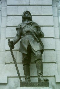 Original title:    Description Français : Louis Jolliet, sculpture devant l'hôtel du Parlement de Québec, aile droite, série des découvreurs Date photo: 12 juillet 2009 Source J'ai pris moi-même ce cliché Author photo: Jean Gagnon

