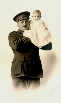 Original title:    Description Français : Le colonel Arthur Mignault et sa fille Valérie en avril 1915. Date April 1915 Source Personal collection Author Notman & son

