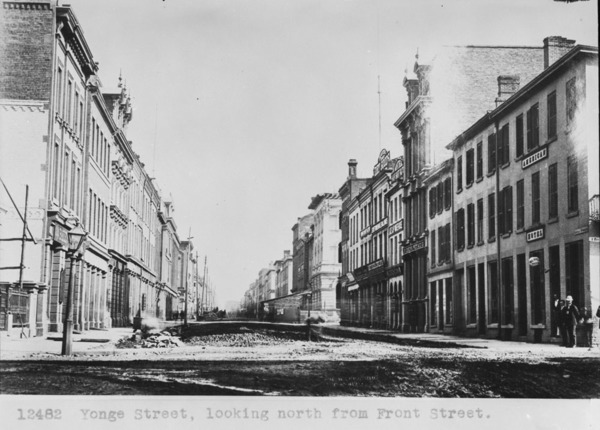 Titre original&nbsp;:  MIKAN 3654481 Yonge Street looking North from Front Street, [Toronto, Ont.]. c. 1870 [167 KB, 1000 X 717]