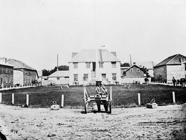 Original title:  MIKAN 3304153 Inside [Upper] Fort Garry  [between 1870-1900]. [100 KB, 760 X 571]