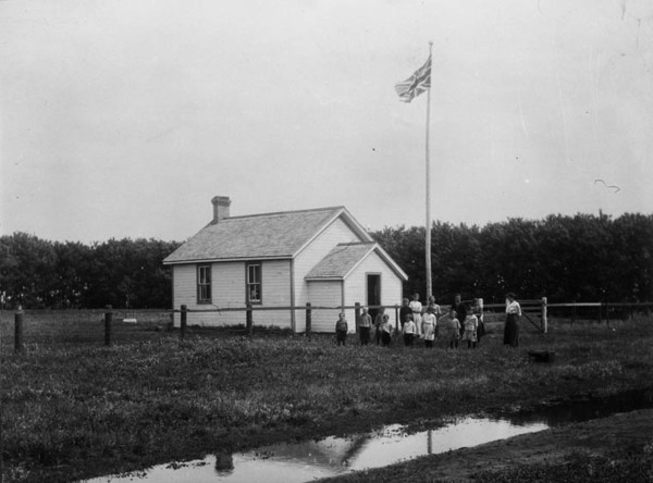 Titre original&nbsp;:  MIKAN 3587474 Manitoba school near Brandon. c 1900-1910 [69 KB, 760 X 562]