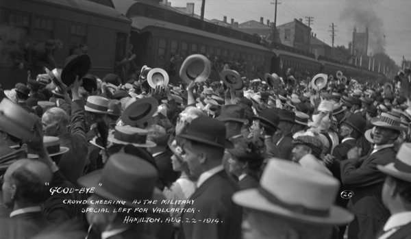Original title:  MIKAN 3278965 Crowd cheering as C.P.R. (Canadian Pacific Railway) militia special left T.H. &amp; B. Station for Valcartier Camp  22Aug. 1914 [108 KB, 1000 X 581]
