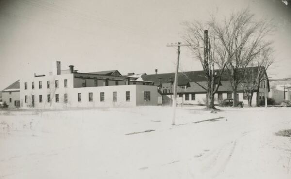 Titre original :  M.W. Graves & Co. factory on Inglewood Road. Cyder, vinegar, dried apples, canned goods, etc. - Coward family Nova Scotia Archives Album No. 24, 121. 