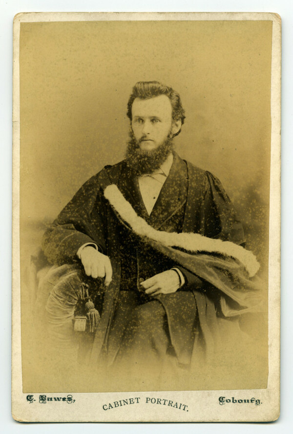 Titre original :  Graduation portrait of Edward Odlum, B.A. 1879. Image courtesy of Victoria University Archives (Toronto, Ont.)