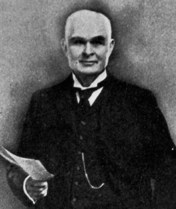 Titre original&nbsp;:  Angus MacKay. Saskatchewan Archives Board R-A6805. Source: Encyclopedia of Saskatchewan.