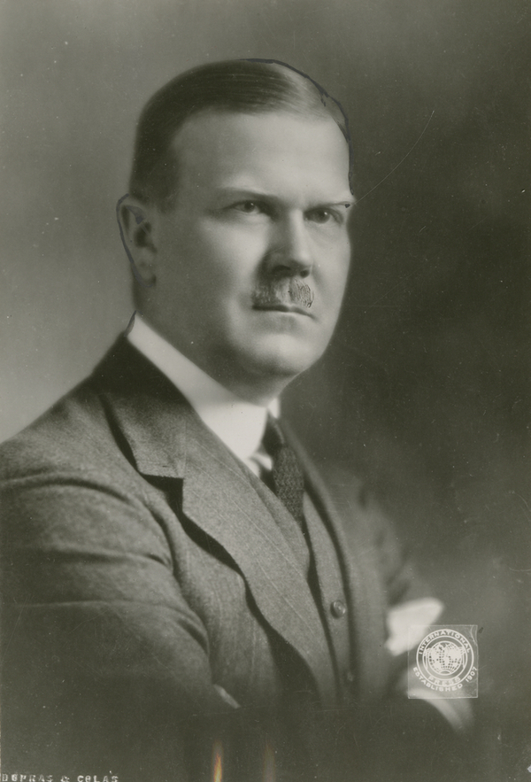 Original title:  Hartland et Herbert Molson, 1934-1947, Archives nationales à Montréal, Fonds La Presse, (06M,P833,S1,D1140), Photographe non identifié.