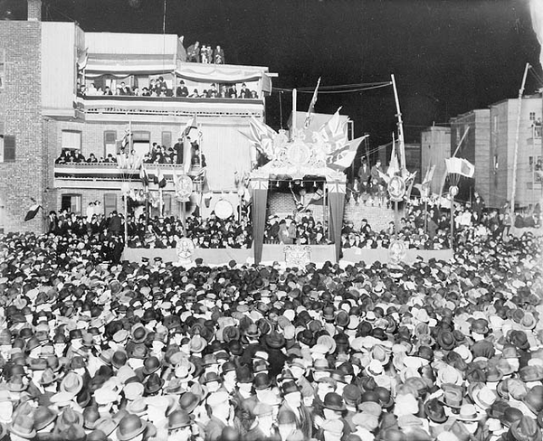 Titre original&nbsp;:  MIKAN 3192649 : Sir Wilfrid Laurier addressing a crowd on St. Joseph Boulevard encouraging them to enlist. 